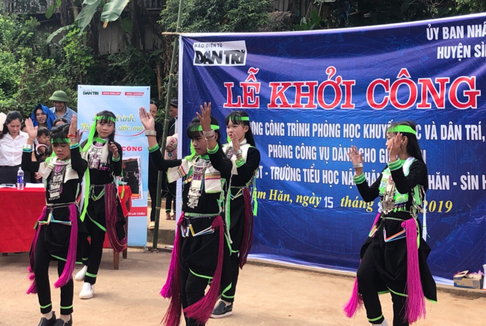 Báo Dân trí vượt hàng trăm cây số xây phòng học tặng các em học sinh dân tộc Dao - 2 Báo Dân trí vượt hàng trăm cây số xây phòng học tặng các em học sinh dân tộc Dao - 2