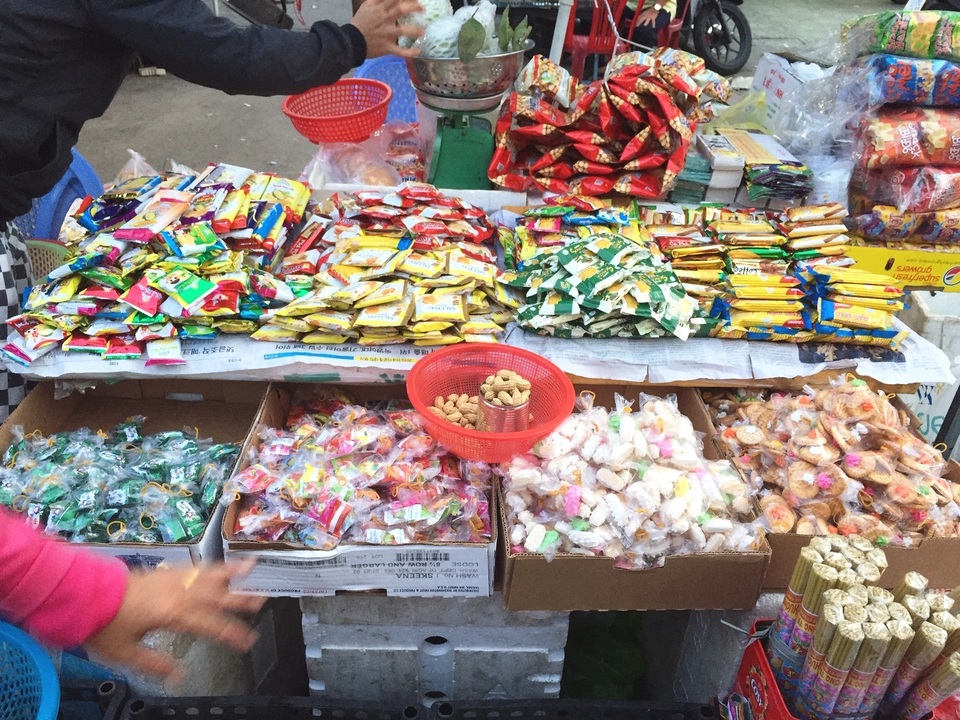 Rằm tháng 7: Đồ cúng, vàng mã “thất thu”, thực phẩm chay đắt khách - 2 Rằm tháng 7: Đồ cúng, vàng mã “thất thu”, thực phẩm chay đắt khách - 2