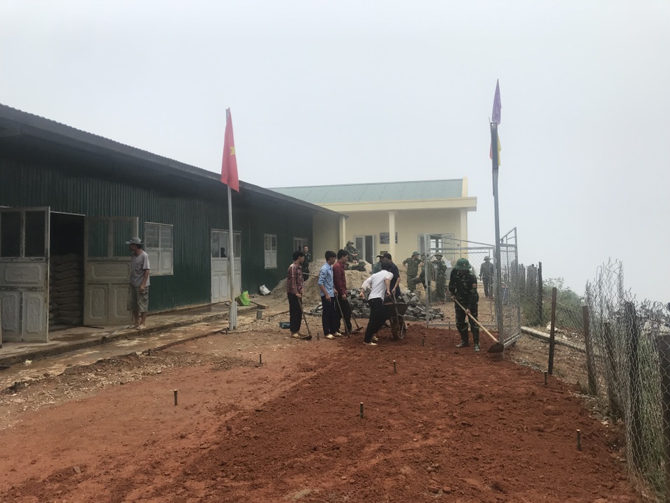 “Năm học mới quần áo học sinh không còn lấm lem bùn đất” - 16 “Năm học mới quần áo học sinh không còn lấm lem bùn đất” - 16