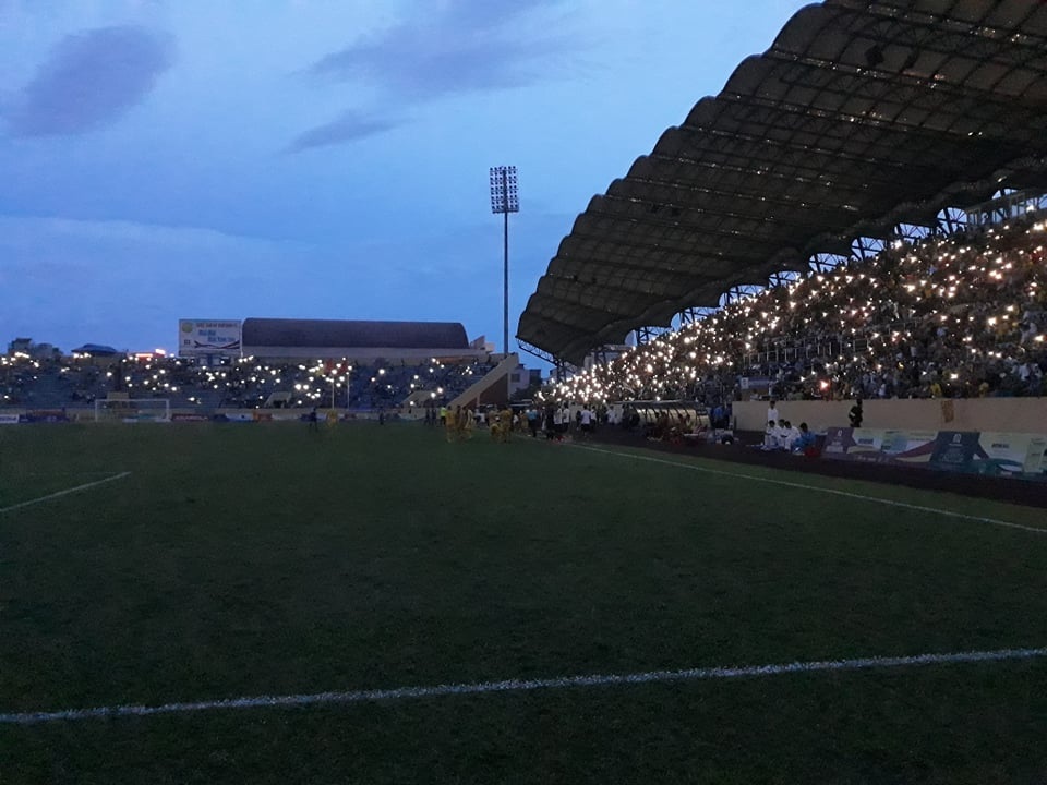 Sân Thiên Trường mất điện, Nam Định thua Quảng Nam phút cuối - 3 Sân Thiên Trường mất điện, Nam Định thua Quảng Nam phút cuối - 3