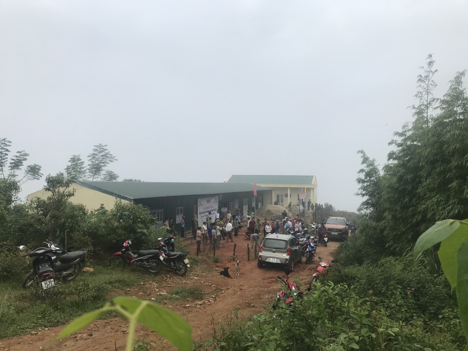 “Năm học mới quần áo học sinh không còn lấm lem bùn đất” - 10 “Năm học mới quần áo học sinh không còn lấm lem bùn đất” - 10