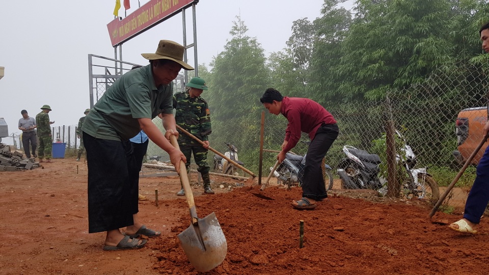 “Năm học mới quần áo học sinh không còn lấm lem bùn đất” - 14 “Năm học mới quần áo học sinh không còn lấm lem bùn đất” - 14