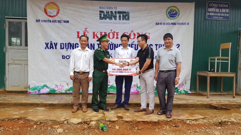 “Năm học mới quần áo học sinh không còn lấm lem bùn đất” - 1 “Năm học mới quần áo học sinh không còn lấm lem bùn đất” - 1