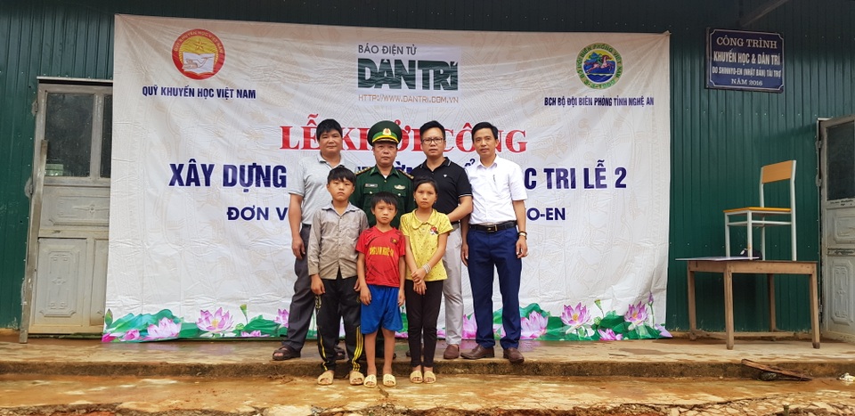 “Năm học mới quần áo học sinh không còn lấm lem bùn đất” - 2 “Năm học mới quần áo học sinh không còn lấm lem bùn đất” - 2