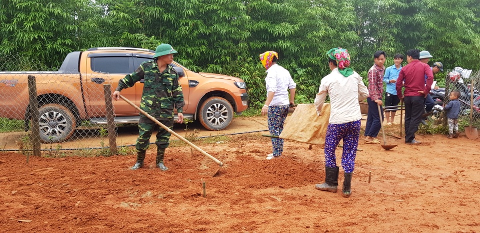 “Năm học mới quần áo học sinh không còn lấm lem bùn đất” - 13 “Năm học mới quần áo học sinh không còn lấm lem bùn đất” - 13