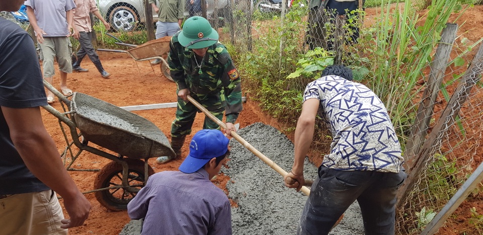 “Năm học mới quần áo học sinh không còn lấm lem bùn đất” - 28 “Năm học mới quần áo học sinh không còn lấm lem bùn đất” - 28