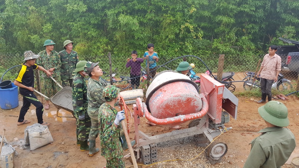 “Năm học mới quần áo học sinh không còn lấm lem bùn đất” - 12 “Năm học mới quần áo học sinh không còn lấm lem bùn đất” - 12
