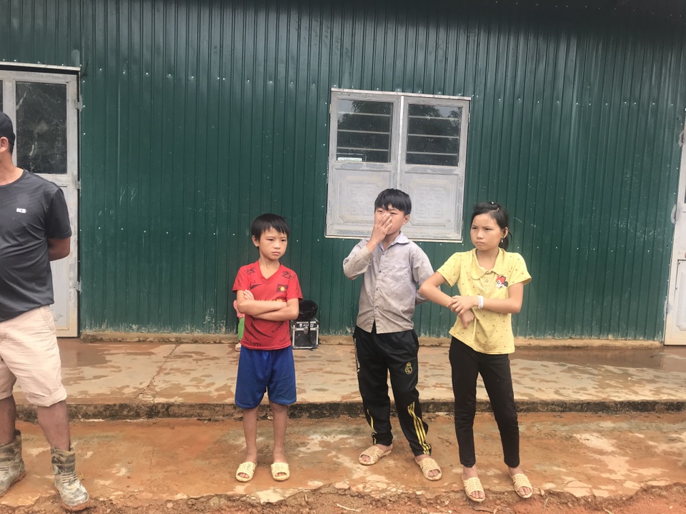 “Năm học mới quần áo học sinh không còn lấm lem bùn đất” - 22 “Năm học mới quần áo học sinh không còn lấm lem bùn đất” - 22