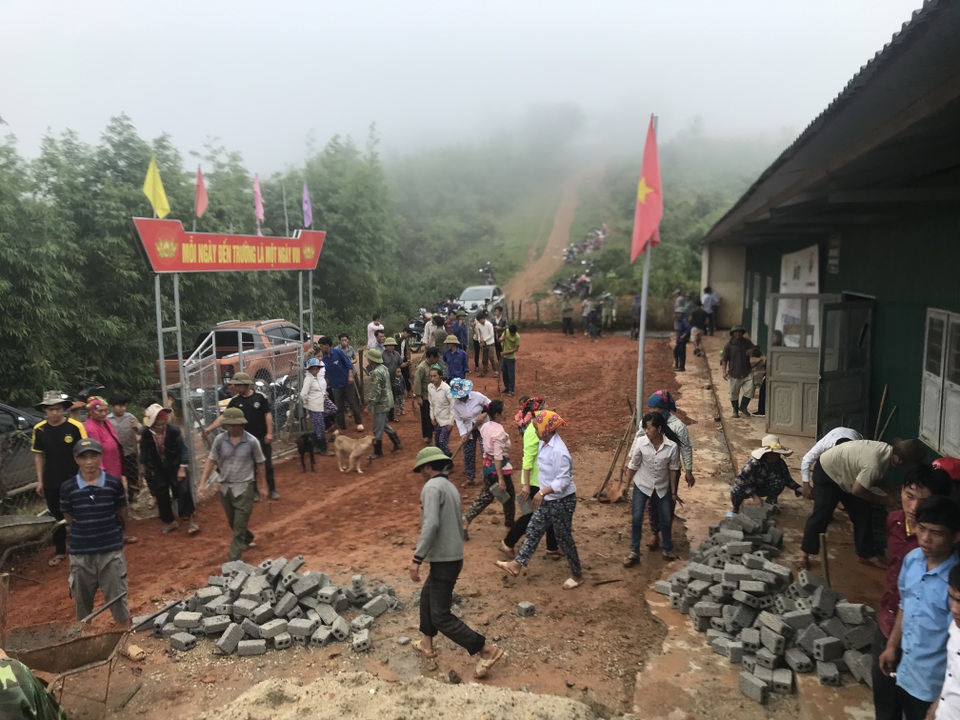“Năm học mới quần áo học sinh không còn lấm lem bùn đất” - 11 “Năm học mới quần áo học sinh không còn lấm lem bùn đất” - 11