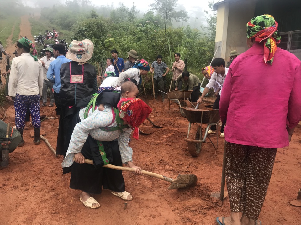“Năm học mới quần áo học sinh không còn lấm lem bùn đất” - 21 “Năm học mới quần áo học sinh không còn lấm lem bùn đất” - 21