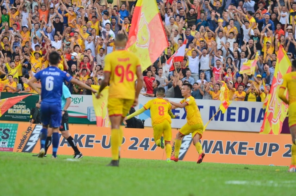 Sân Thiên Trường mất điện, Nam Định thua Quảng Nam phút cuối - 2 Sân Thiên Trường mất điện, Nam Định thua Quảng Nam phút cuối - 2