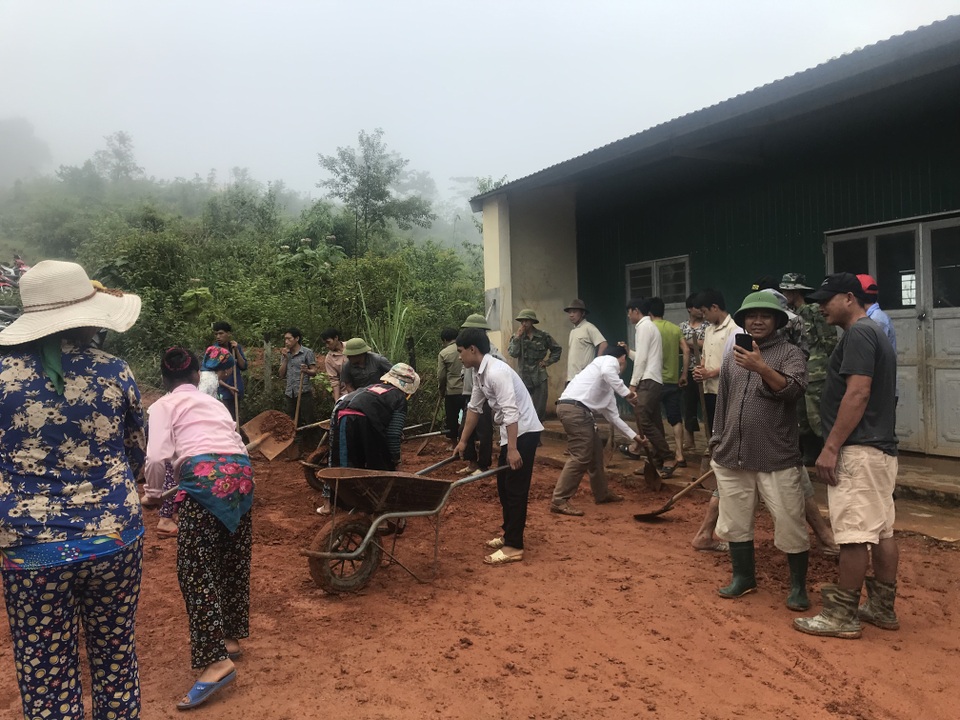 “Năm học mới quần áo học sinh không còn lấm lem bùn đất” - 24 “Năm học mới quần áo học sinh không còn lấm lem bùn đất” - 24