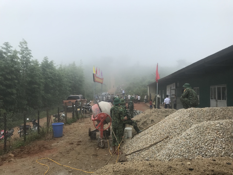 “Năm học mới quần áo học sinh không còn lấm lem bùn đất” - 15 “Năm học mới quần áo học sinh không còn lấm lem bùn đất” - 15