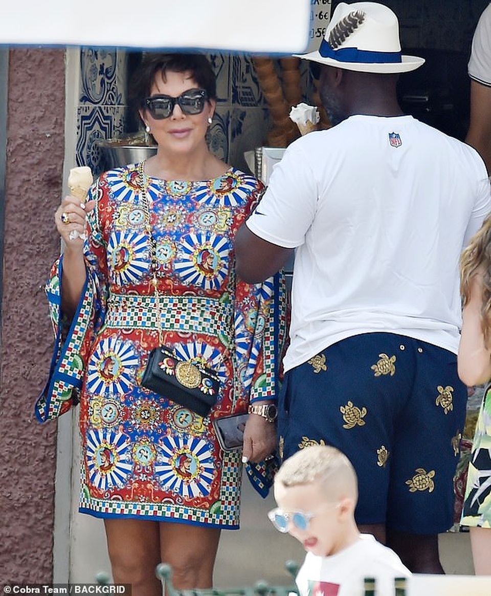 Mẹ cô Kim rạng rỡ đi nghỉ hè cùng bạn trai kém 25 tuổi - 6