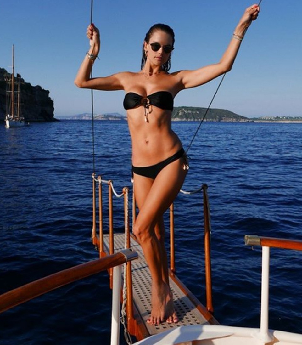 Alessandra Ambrosio thon thả đi tập yoga - 6 Alessandra Ambrosio thon thả đi tập yoga - 6