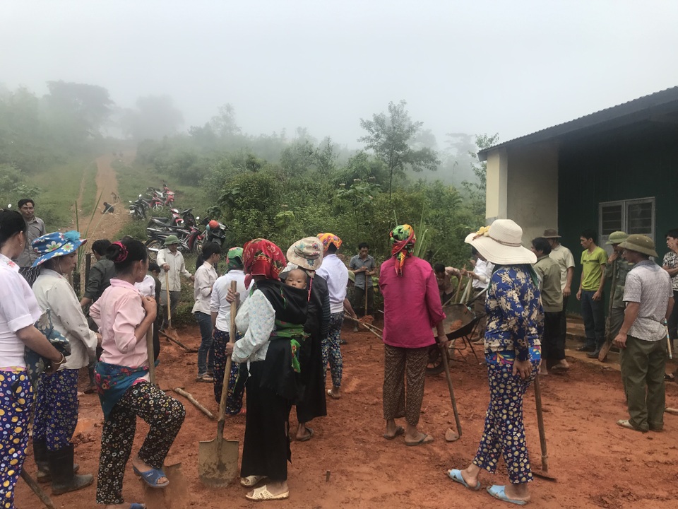 “Năm học mới quần áo học sinh không còn lấm lem bùn đất” - 19 “Năm học mới quần áo học sinh không còn lấm lem bùn đất” - 19