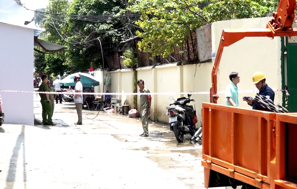 Bị dây điện rơi trúng người tử vong khi đang ngồi uống cà phê - 2