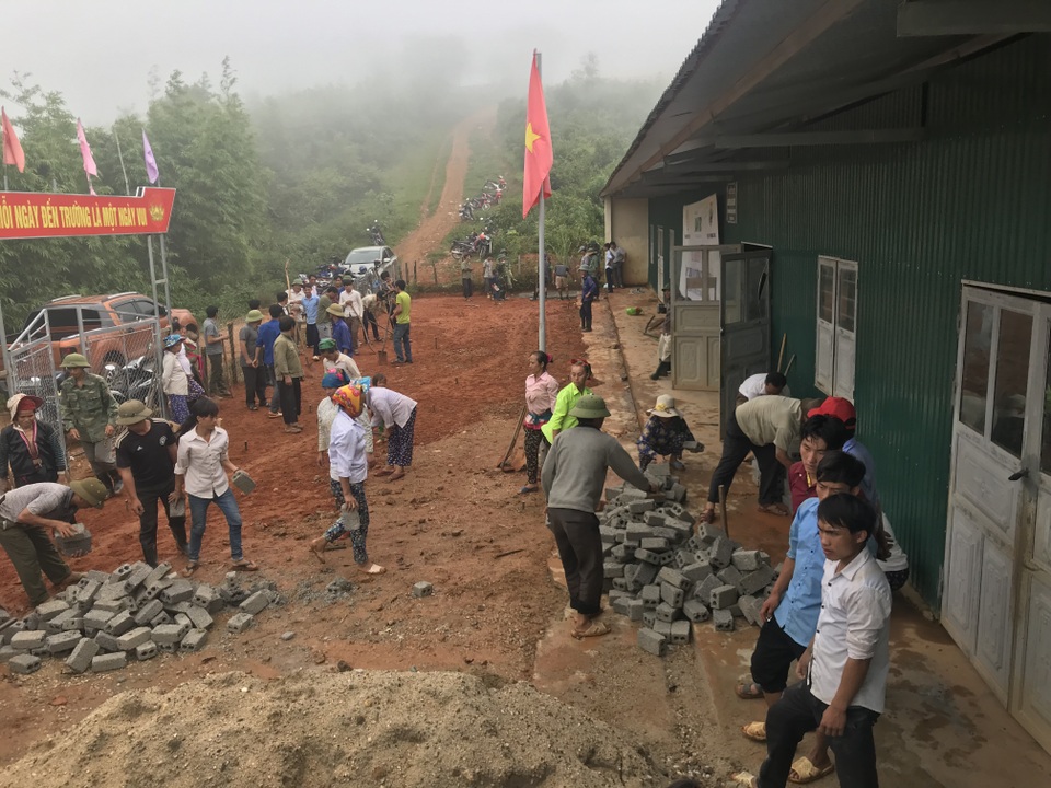 “Năm học mới quần áo học sinh không còn lấm lem bùn đất” - 17 “Năm học mới quần áo học sinh không còn lấm lem bùn đất” - 17