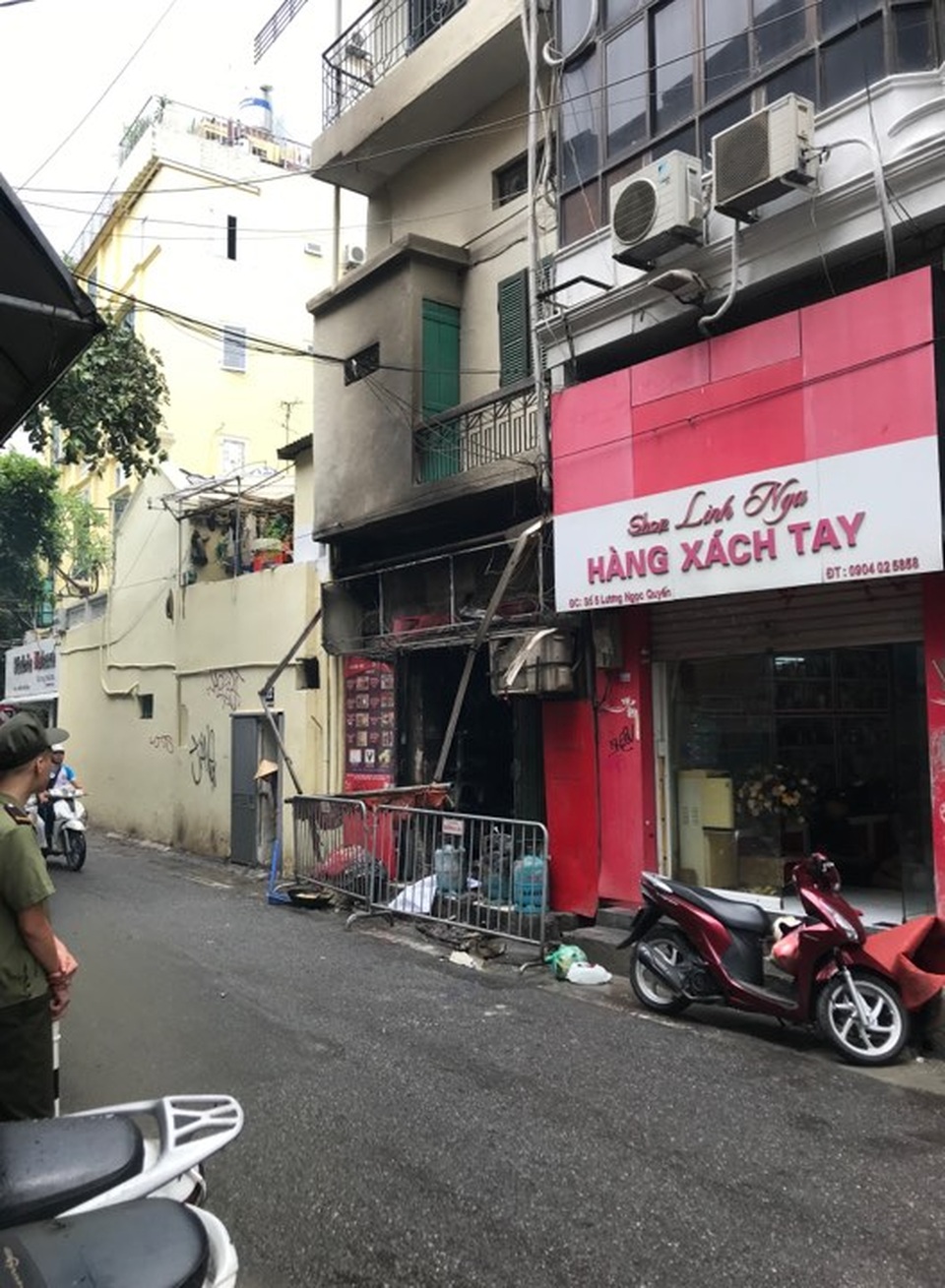 Cửa hàng ăn uống bốc cháy ngùn ngụt trên phố cổ Hà Nội - 2 Cửa hàng ăn uống bốc cháy ngùn ngụt trên phố cổ Hà Nội - 2