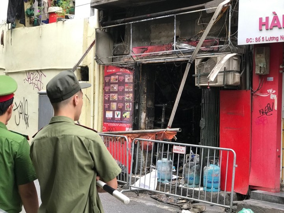 Cửa hàng ăn uống bốc cháy ngùn ngụt trên phố cổ Hà Nội - 3 Cửa hàng ăn uống bốc cháy ngùn ngụt trên phố cổ Hà Nội - 3