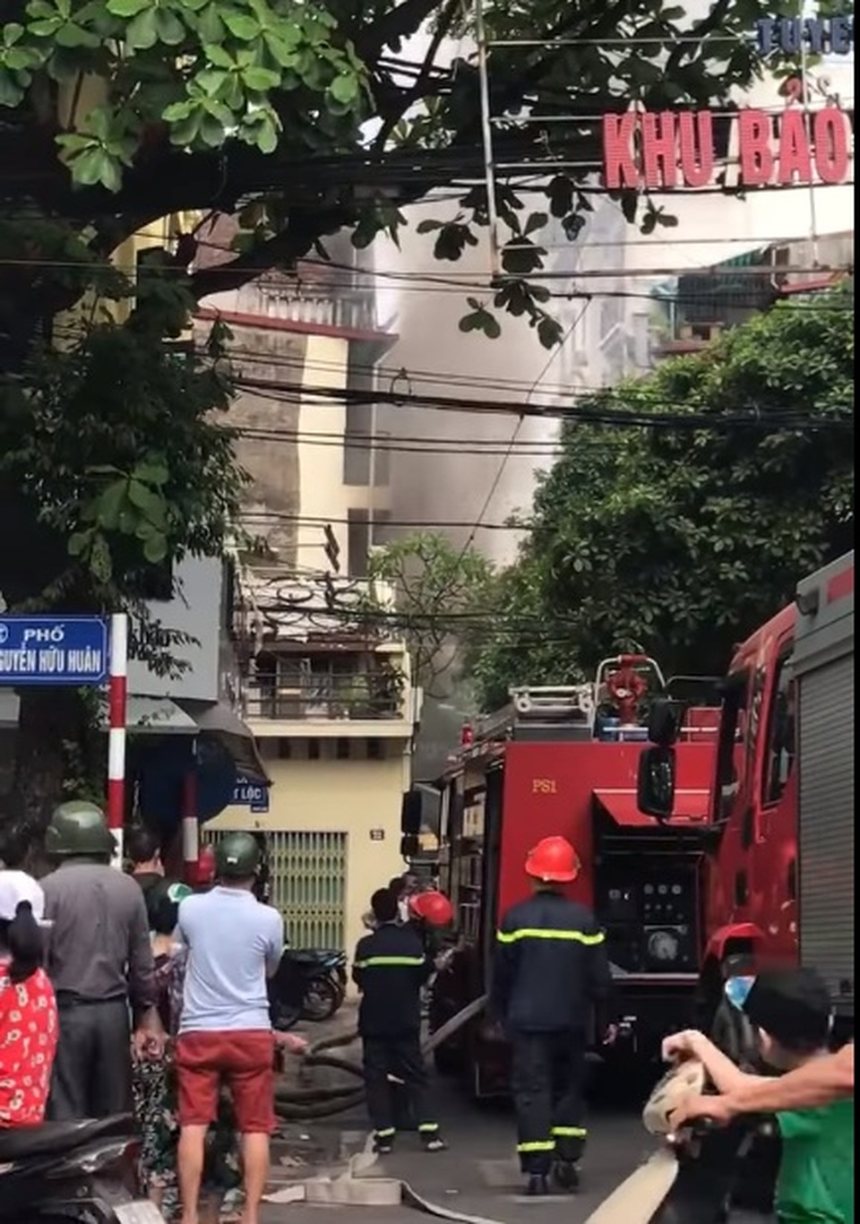 Cửa hàng ăn uống bốc cháy ngùn ngụt trên phố cổ Hà Nội - 1 Cửa hàng ăn uống bốc cháy ngùn ngụt trên phố cổ Hà Nội - 1