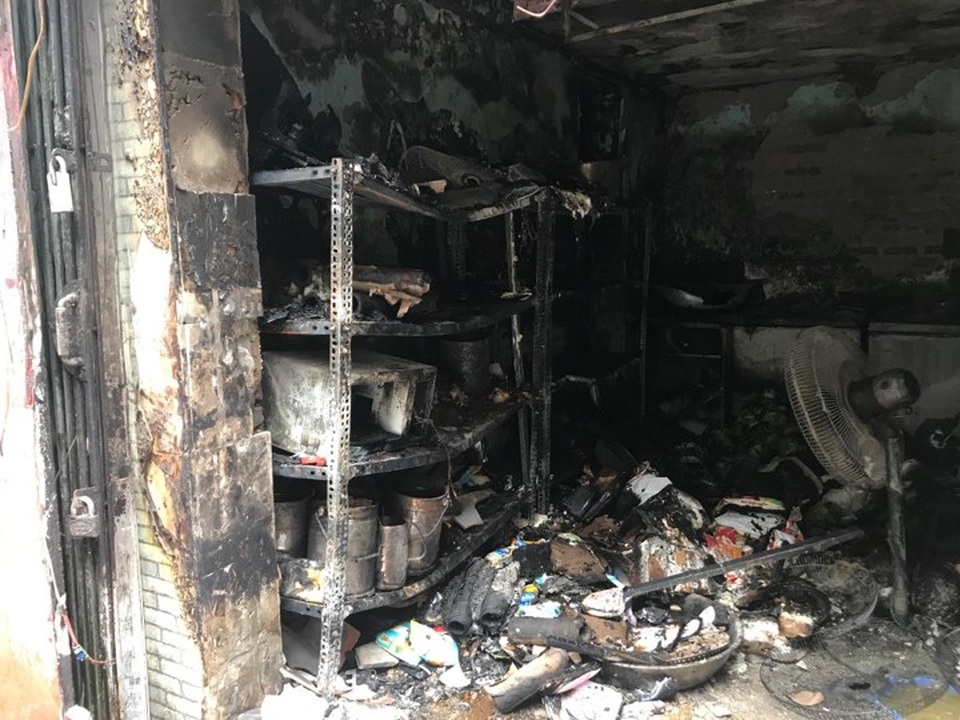 Cửa hàng ăn uống bốc cháy ngùn ngụt trên phố cổ Hà Nội - 8 Cửa hàng ăn uống bốc cháy ngùn ngụt trên phố cổ Hà Nội - 8