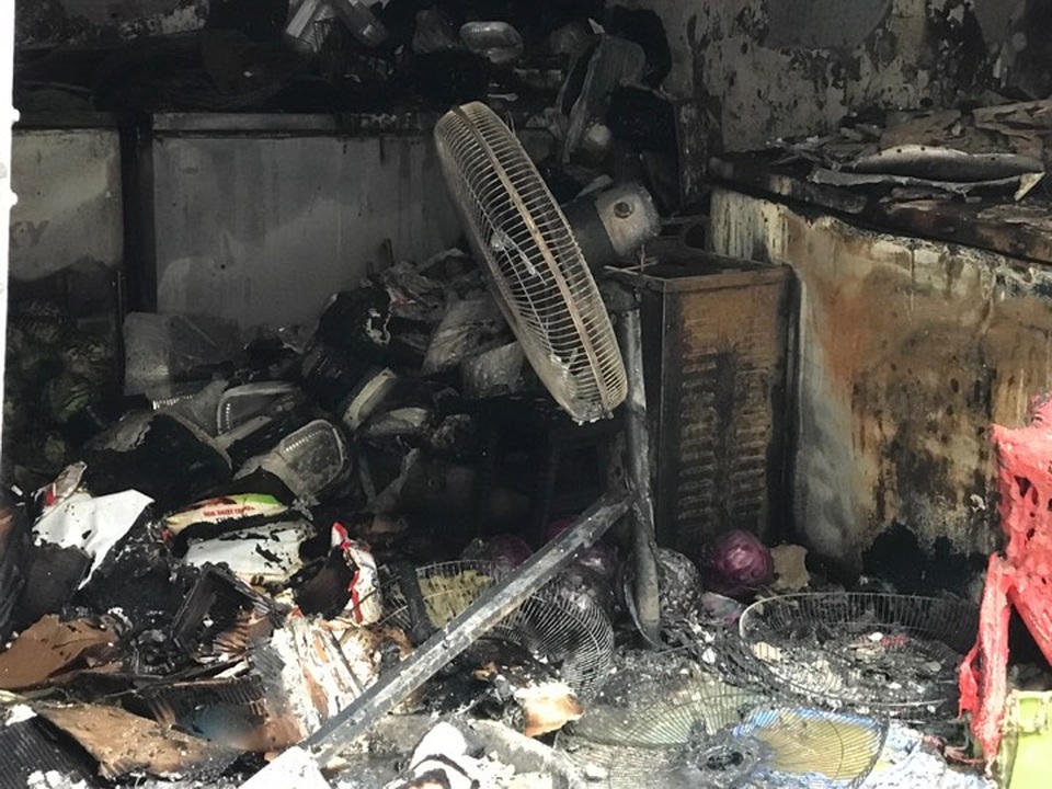 Cửa hàng ăn uống bốc cháy ngùn ngụt trên phố cổ Hà Nội - 6 Cửa hàng ăn uống bốc cháy ngùn ngụt trên phố cổ Hà Nội - 6