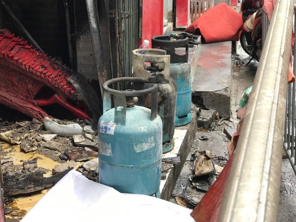 Cửa hàng ăn uống bốc cháy ngùn ngụt trên phố cổ Hà Nội - 5 Cửa hàng ăn uống bốc cháy ngùn ngụt trên phố cổ Hà Nội - 5