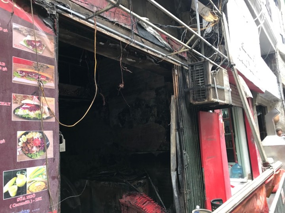 Cửa hàng ăn uống bốc cháy ngùn ngụt trên phố cổ Hà Nội - 4 Cửa hàng ăn uống bốc cháy ngùn ngụt trên phố cổ Hà Nội - 4