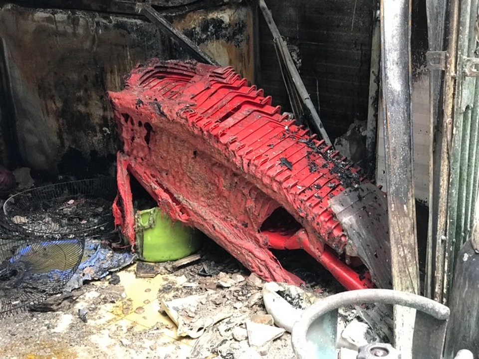 Cửa hàng ăn uống bốc cháy ngùn ngụt trên phố cổ Hà Nội - 7 Cửa hàng ăn uống bốc cháy ngùn ngụt trên phố cổ Hà Nội - 7