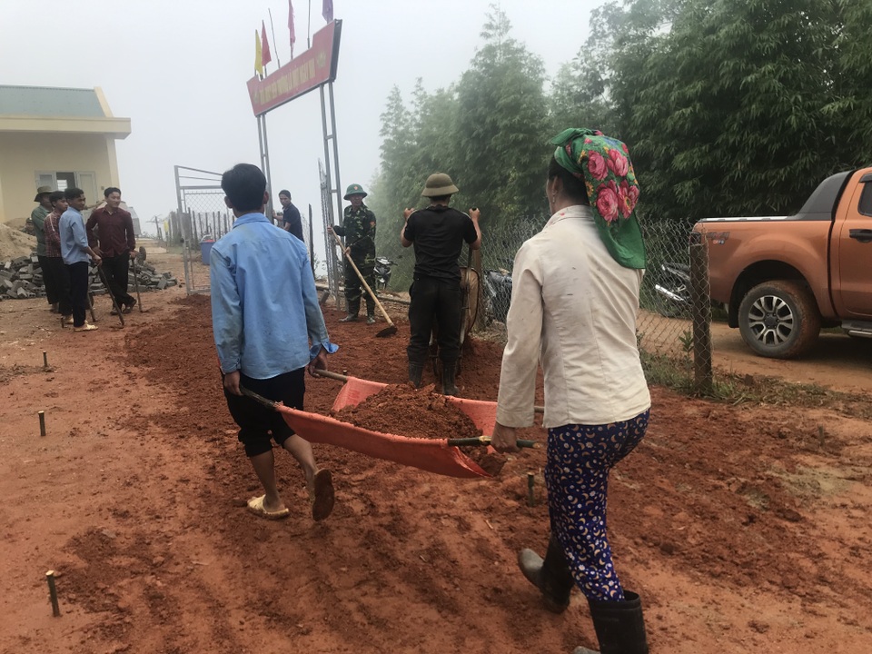 “Năm học mới quần áo học sinh không còn lấm lem bùn đất” - 18 “Năm học mới quần áo học sinh không còn lấm lem bùn đất” - 18