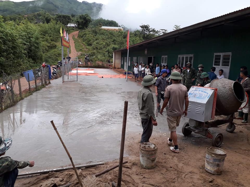 “Năm học mới quần áo học sinh không còn lấm lem bùn đất” - 32 “Năm học mới quần áo học sinh không còn lấm lem bùn đất” - 32