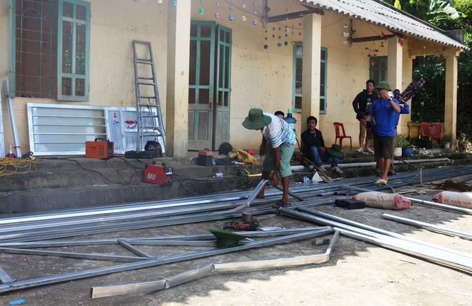 Dựng phòng lắp ghép cho học sinh vùng lũ kịp tựu trường năm học mới - 4 Dựng phòng lắp ghép cho học sinh vùng lũ kịp tựu trường năm học mới - 4
