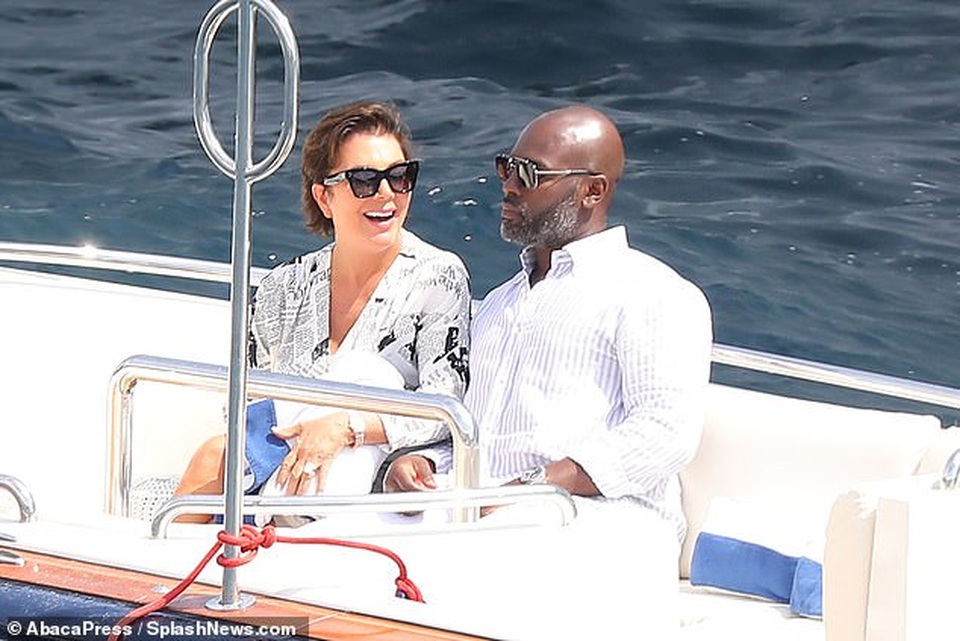 Mẹ cô Kim rạng rỡ đi nghỉ hè cùng bạn trai kém 25 tuổi - 2