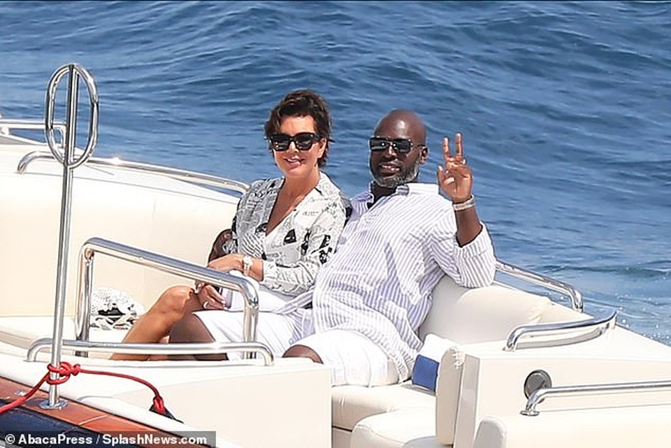 Mẹ cô Kim rạng rỡ đi nghỉ hè cùng bạn trai kém 25 tuổi - 3