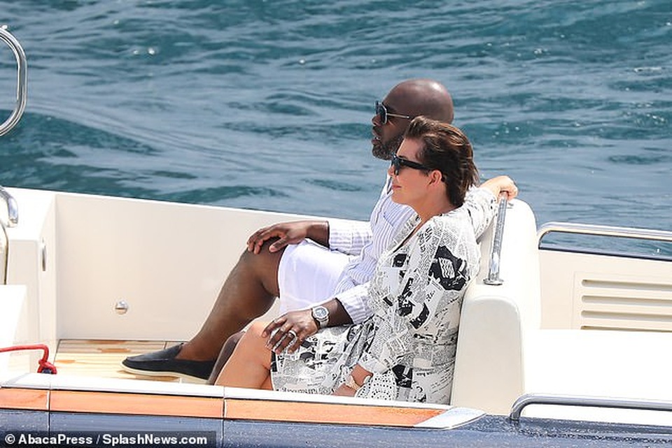 Mẹ cô Kim rạng rỡ đi nghỉ hè cùng bạn trai kém 25 tuổi - 5