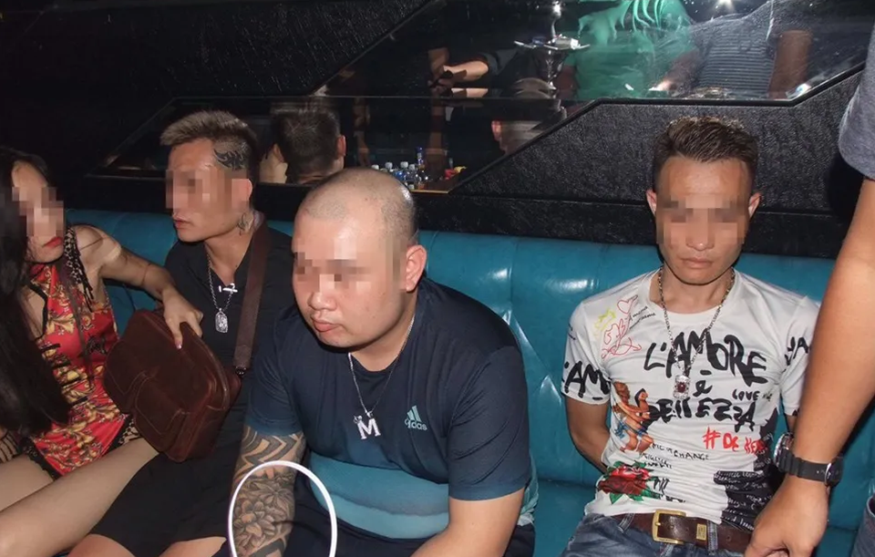 Hà Nội: Đột kích quán Hey Club, phát hiện có súng và bắt quả tang 54 người dương tính ma túy - 4 Hà Nội: Đột kích quán Hey Club, phát hiện có súng và bắt quả tang 54 người dương tính ma túy - 4