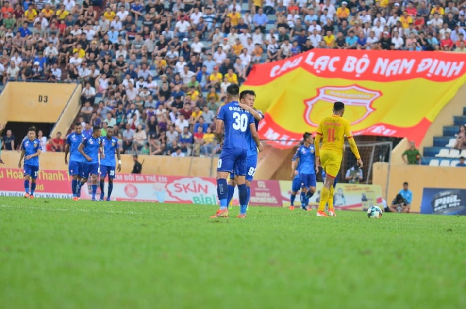 Sân Thiên Trường mất điện, Nam Định thua Quảng Nam phút cuối - 1 Sân Thiên Trường mất điện, Nam Định thua Quảng Nam phút cuối - 1