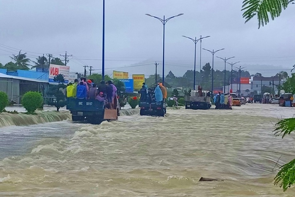 Đảo ngọc ngập, giờ đến phố núi cũng thành sông - 1 Đảo ngọc ngập, giờ đến phố núi cũng thành sông - 1