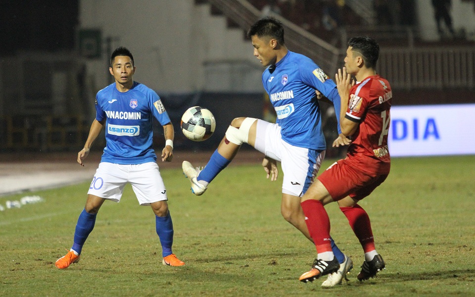 CLB TPHCM thắng Than Quảng Ninh trong trận cầu trọng tài liên tục bị phản ứng - 1 CLB TPHCM thắng Than Quảng Ninh trong trận cầu trọng tài liên tục bị phản ứng - 1