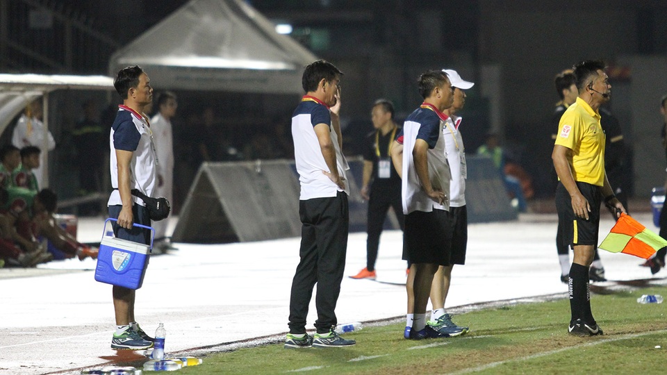 CLB TPHCM thắng Than Quảng Ninh trong trận cầu trọng tài liên tục bị phản ứng - 9 CLB TPHCM thắng Than Quảng Ninh trong trận cầu trọng tài liên tục bị phản ứng - 9