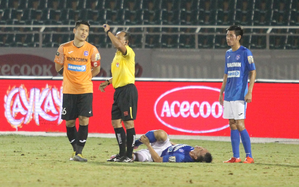 CLB TPHCM thắng Than Quảng Ninh trong trận cầu trọng tài liên tục bị phản ứng - 7 CLB TPHCM thắng Than Quảng Ninh trong trận cầu trọng tài liên tục bị phản ứng - 7