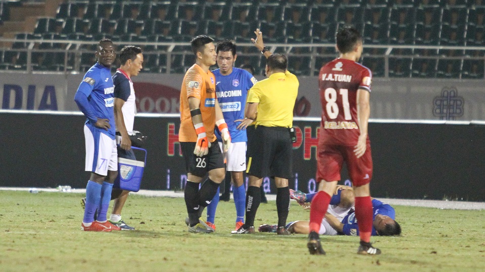 CLB TPHCM thắng Than Quảng Ninh trong trận cầu trọng tài liên tục bị phản ứng - 4 CLB TPHCM thắng Than Quảng Ninh trong trận cầu trọng tài liên tục bị phản ứng - 4