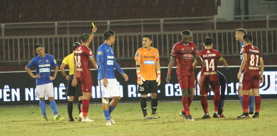 CLB TPHCM thắng Than Quảng Ninh trong trận cầu trọng tài liên tục bị phản ứng - 3 CLB TPHCM thắng Than Quảng Ninh trong trận cầu trọng tài liên tục bị phản ứng - 3