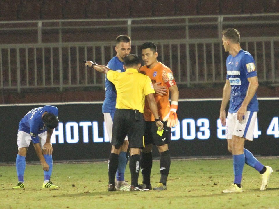 CLB TPHCM thắng Than Quảng Ninh trong trận cầu trọng tài liên tục bị phản ứng - 8 CLB TPHCM thắng Than Quảng Ninh trong trận cầu trọng tài liên tục bị phản ứng - 8