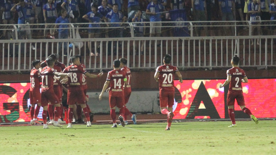 CLB TPHCM thắng Than Quảng Ninh trong trận cầu trọng tài liên tục bị phản ứng - 6 CLB TPHCM thắng Than Quảng Ninh trong trận cầu trọng tài liên tục bị phản ứng - 6