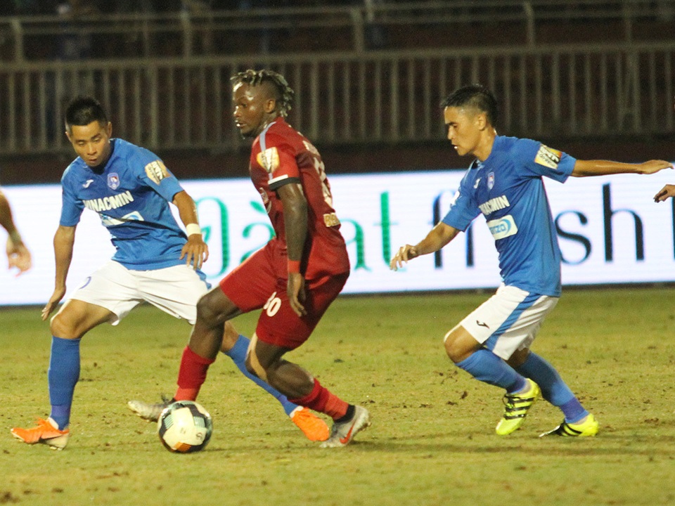 CLB TPHCM thắng Than Quảng Ninh trong trận cầu trọng tài liên tục bị phản ứng - 5 CLB TPHCM thắng Than Quảng Ninh trong trận cầu trọng tài liên tục bị phản ứng - 5