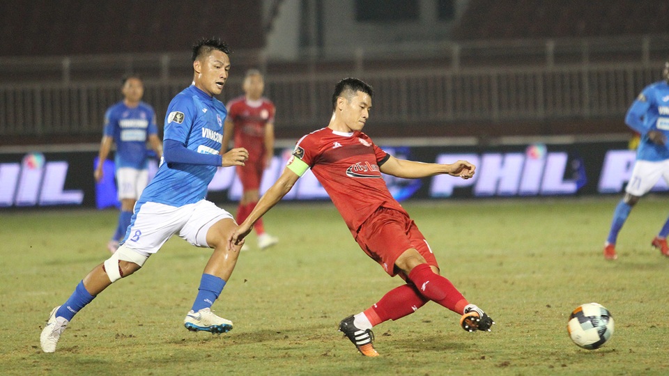 CLB TPHCM thắng Than Quảng Ninh trong trận cầu trọng tài liên tục bị phản ứng - 10 CLB TPHCM thắng Than Quảng Ninh trong trận cầu trọng tài liên tục bị phản ứng - 10