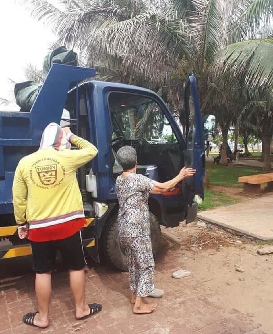 Xúc động câu chuyện người con dùng xe ben chở mẹ đi tắm biển - 3 Xúc động câu chuyện người con dùng xe ben chở mẹ đi tắm biển - 3