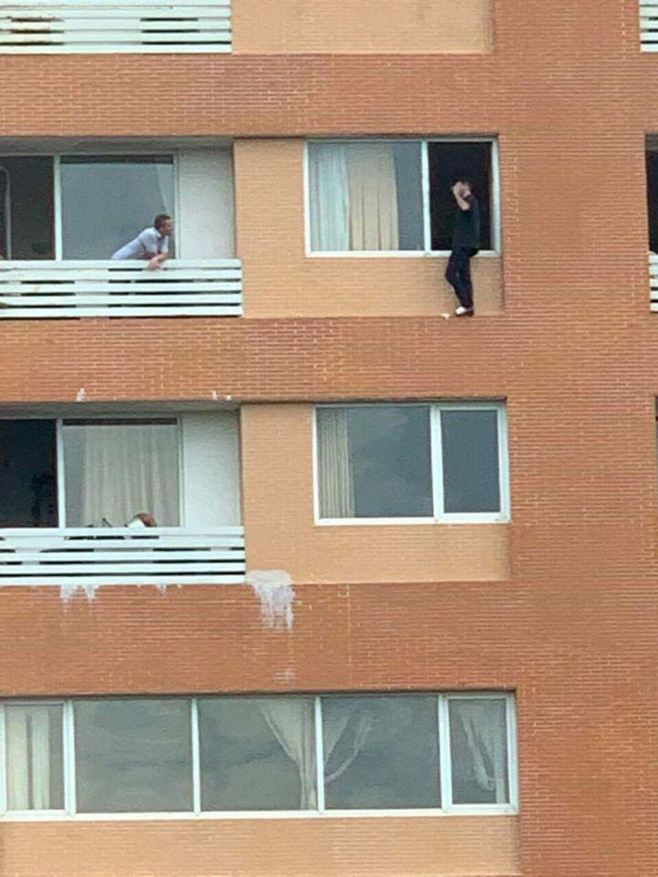 Người đàn ông quốc tịch Pháp định tự tử từ tầng 7 khách sạn - 1